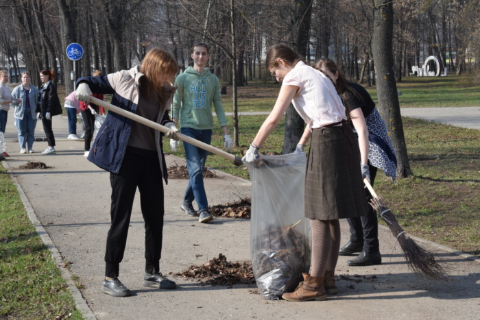 Весенние уборки проходят на объектах, благоустроенных по национальному проекту. Весенние уборки проходят на объектах, благоустроенных по национальному проекту.