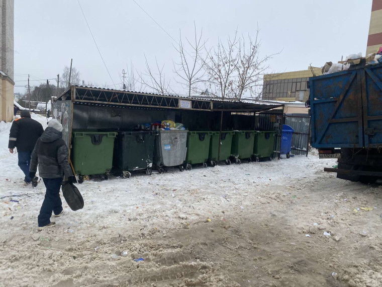Переполненную контейнерную площадку в Авдотьино очистили. Переполненную контейнерную площадку в Авдотьино очистили.
