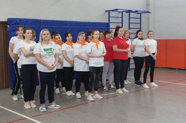 В средней школе №18 прошел веселый спортивный праздник для педагогов и учителей. В средней школе №18 прошел веселый спортивный праздник для педагогов и учителей.
