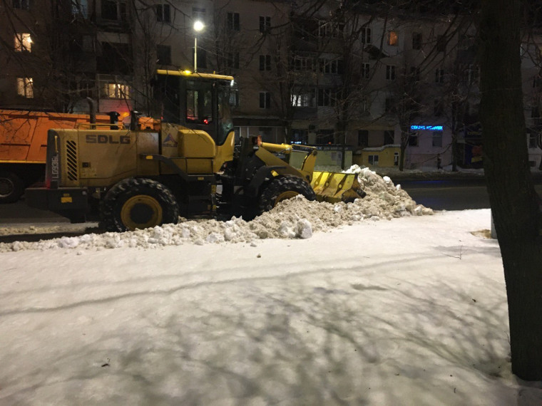 В уборке города от снега ночью были задействованы 54 единицы техники. В уборке города от снега ночью были задействованы 54 единицы техники.