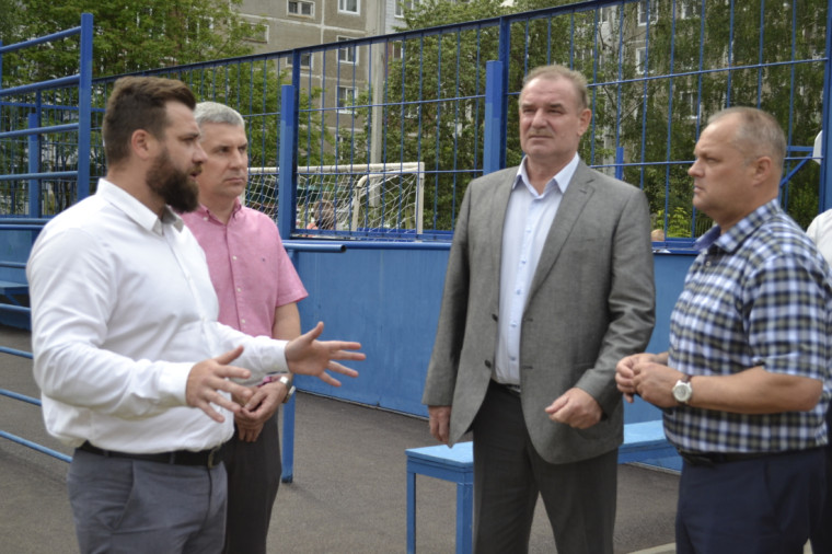 Владимир Шарыпов провел выездное совещание в Суховке. Владимир Шарыпов провел выездное совещание в Суховке.