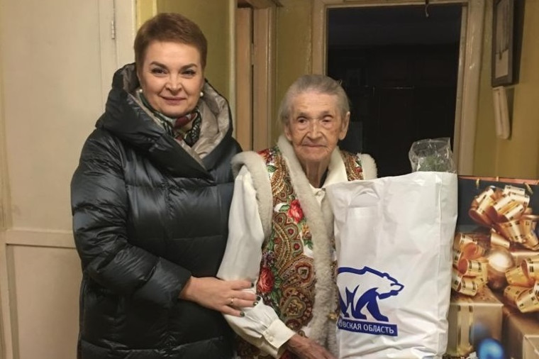 В областном центре продолжают поздравлять с Новым годом ветеранов Великой Отечественной войны. В областном центре продолжают поздравлять с Новым годом ветеранов Великой Отечественной войны.