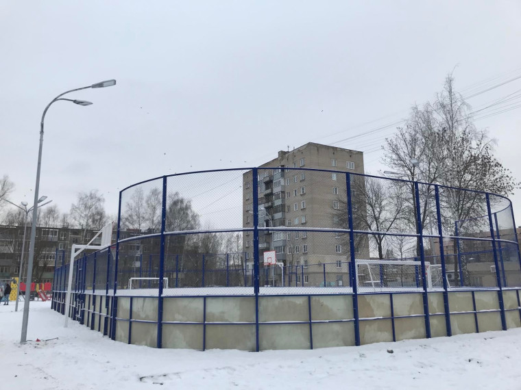 В сквере «Буратино» установили новую хоккейную площадку. В сквере «Буратино» установили новую хоккейную площадку.