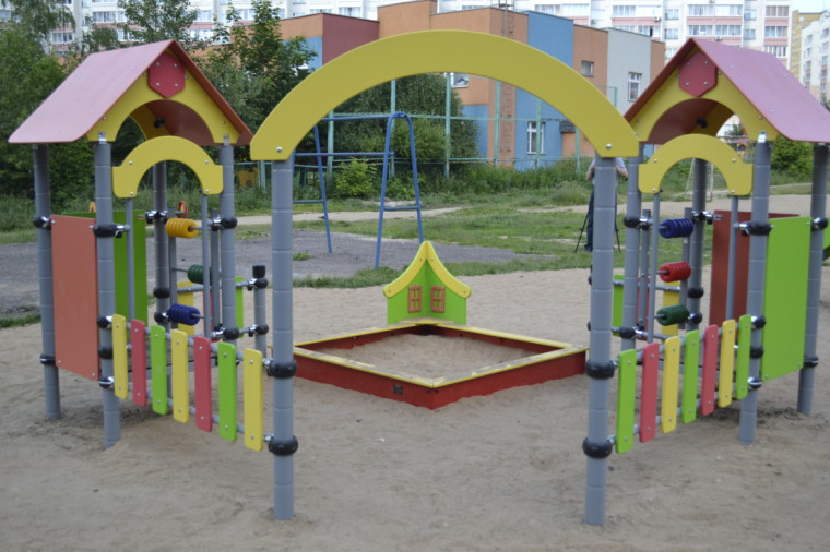 В городе до осени установят свыше семисот детских игровых элементов. В городе до осени установят свыше семисот детских игровых элементов.