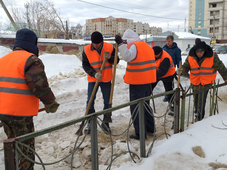 Днем 15 января работы по содержанию улично-дорожной сети продолжат 40 единиц техники и 131 дорожный рабочий. Днем 15 января работы по содержанию улично-дорожной сети продолжат 40 единиц техники и 131 дорожный рабочий.