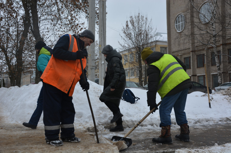 Город от снега очищают свыше тысячи дворников и дорожных рабочих. Город от снега очищают свыше тысячи дворников и дорожных рабочих.