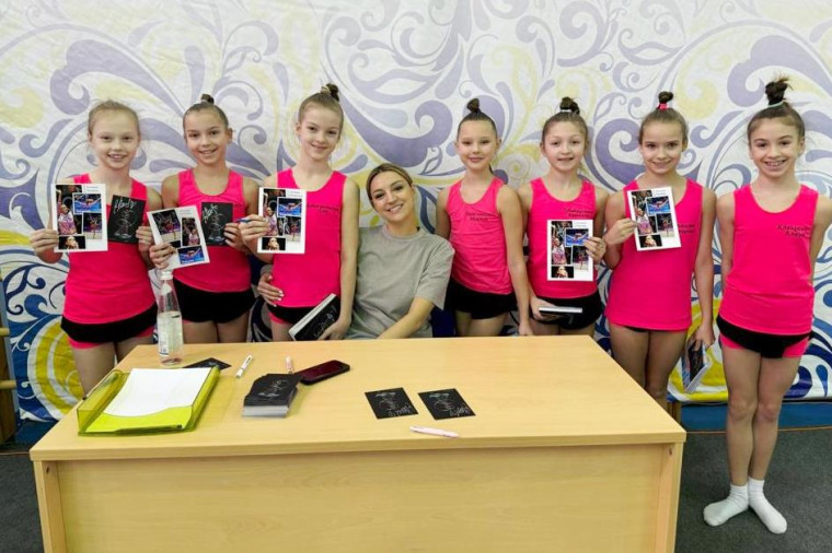 Олимпийская чемпионка Евгения Канаева провела мастер-класс по художественной гимнастике для юных ивановских спортсменок. Олимпийская чемпионка Евгения Канаева провела мастер-класс по художественной гимнастике для юных ивановских спортсменок.