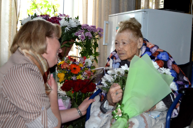 Глава города Владимир Шарыпов направил поздравление со 100-летним юбилеем Ксении Ильиничне Дорожанской. Глава города Владимир Шарыпов направил поздравление со 100-летним юбилеем Ксении Ильиничне Дорожанской.