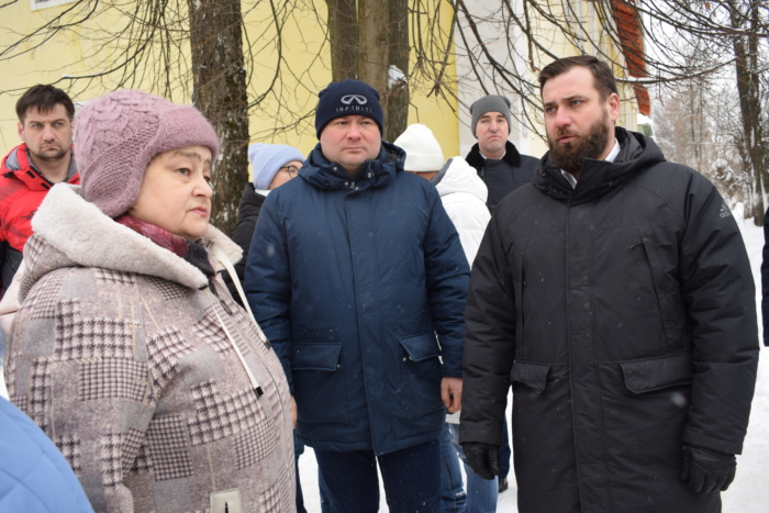 Владимир Шарыпов провел выездное совещание по уборке города от снега. Владимир Шарыпов провел выездное совещание по уборке города от снега.