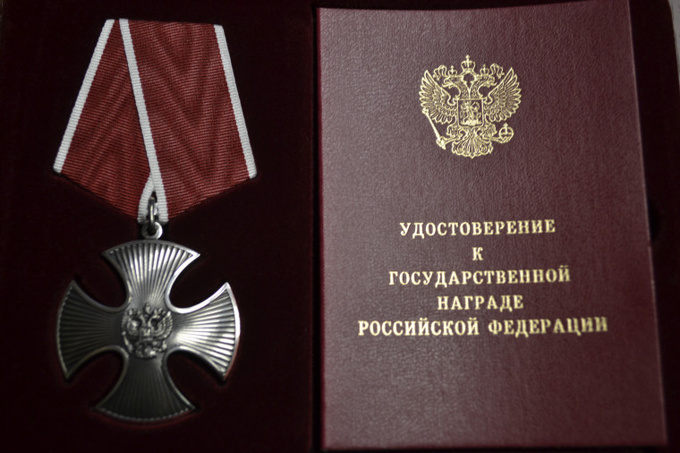 В городском военкомате вручили награды семьям воинов, погибших в зоне СВО. В городском военкомате вручили награды семьям воинов, погибших в зоне СВО.