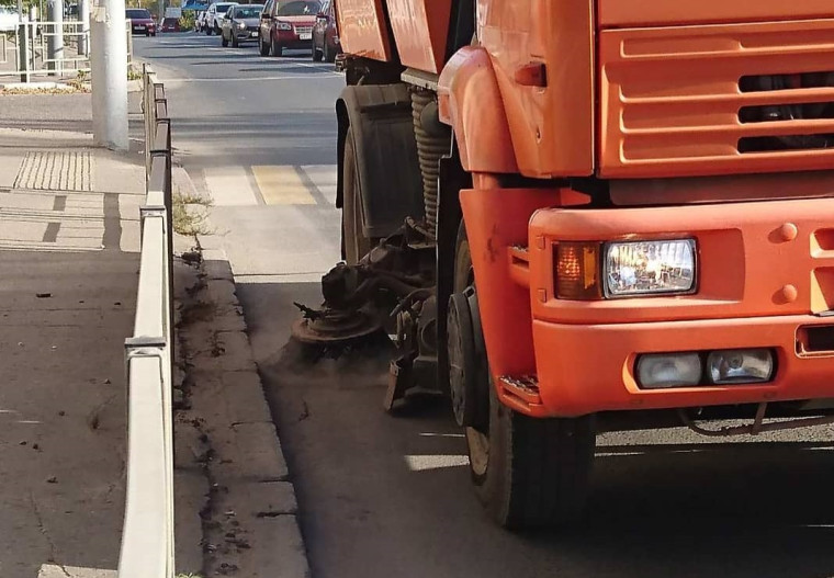 В ночь с 9 на 10 августа в работах по уборке дорог были задействованы девять единиц спецтехники. В ночь с 9 на 10 августа в работах по уборке дорог были задействованы девять единиц спецтехники.