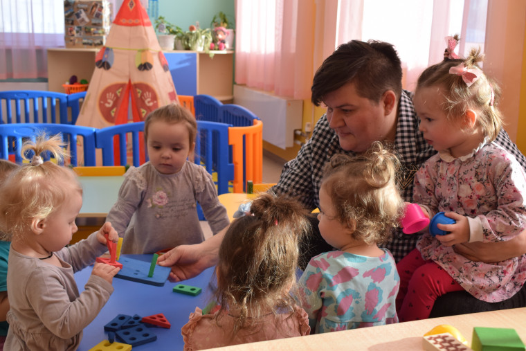 В детских садах областного центра продолжается реализация проекта яслей для малышей раннего возраста. В детских садах областного центра продолжается реализация проекта яслей для малышей раннего возраста.