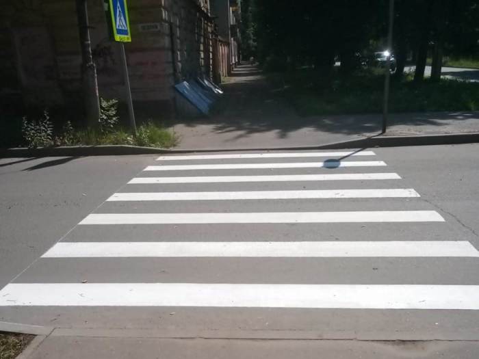 Продолжаются работы по обновлению разметки пешеходных переходов. Продолжаются работы по обновлению разметки пешеходных переходов.