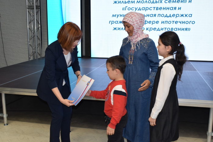 В Иванове вручили жилищные свидетельства по муниципальной программе. В Иванове вручили жилищные свидетельства по муниципальной программе.