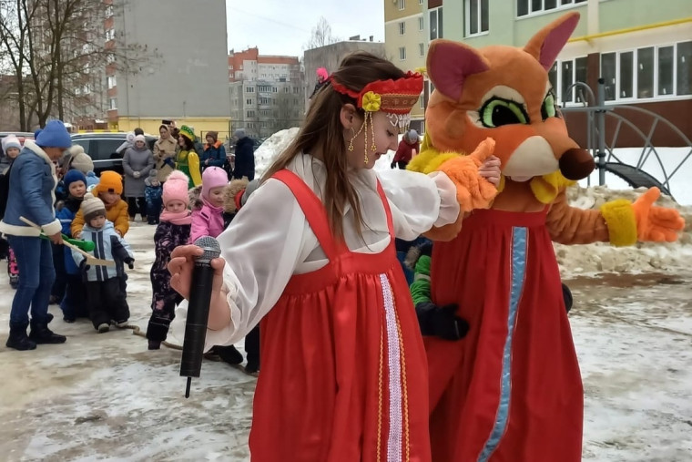 Жители областного центра встречают весну. Жители областного центра встречают весну.