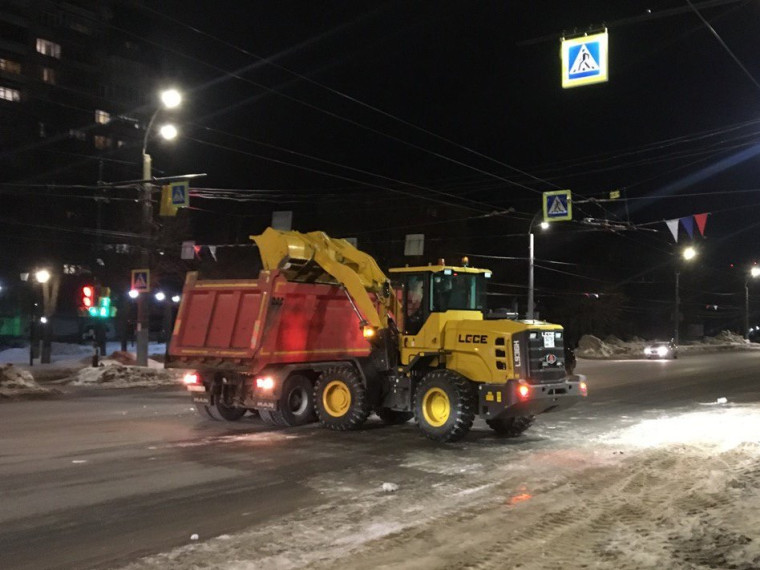 С начала зимы из города вывезено 257 188 кубометров снега. С начала зимы из города вывезено 257 188 кубометров снега.