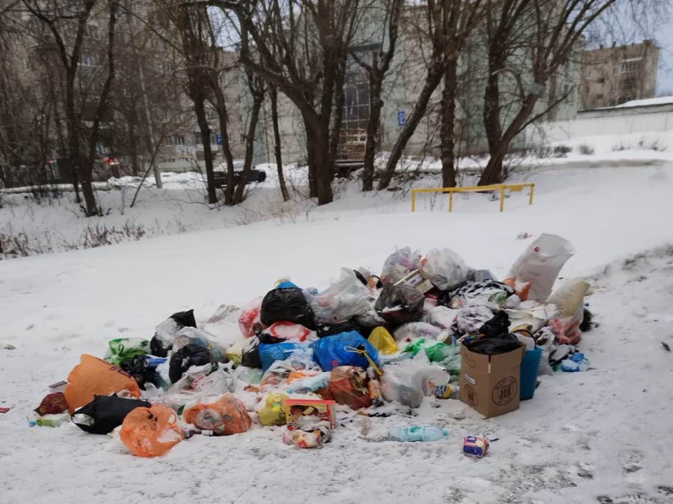 С начала года со стихийных свалок в Иванове вывезено три тысячи кубометров мусора. С начала года со стихийных свалок в Иванове вывезено три тысячи кубометров мусора.