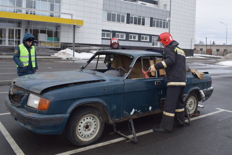 Ивановский аварийно-спасательный отряд стал одним из лучших в региональных соревнованиях. Ивановский аварийно-спасательный отряд стал одним из лучших в региональных соревнованиях.