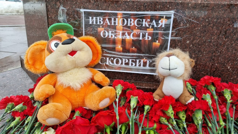 Ивановцы несут цветы и игрушки к памятнику Георгию Победоносцу. Ивановцы несут цветы и игрушки к памятнику Георгию Победоносцу.