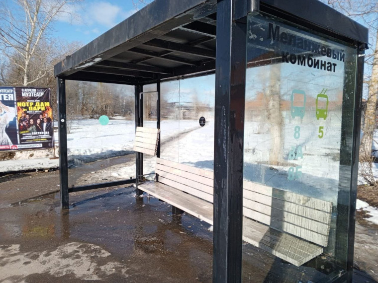 Продолжается мойка остановочных павильонов. Продолжается мойка остановочных павильонов.