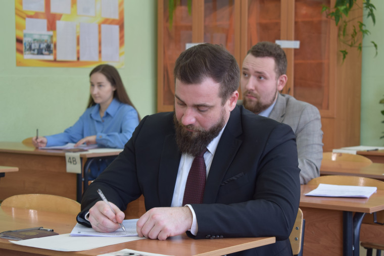 Владимир Шарыпов вместе с родителями выпускников ивановских школ сдал пробный ЕГЭ по истории. Владимир Шарыпов вместе с родителями выпускников ивановских школ сдал пробный ЕГЭ по истории.