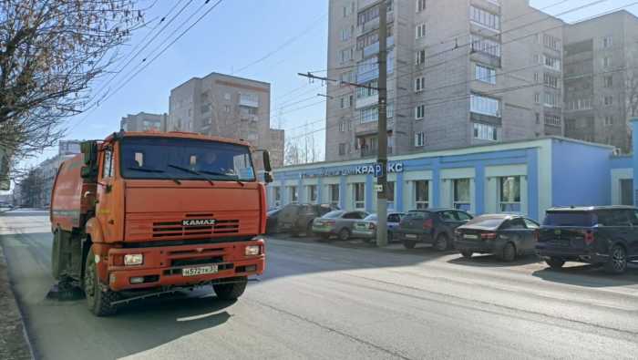 Пылеуборочные машины вышли на дороги. Пылеуборочные машины вышли на дороги.
