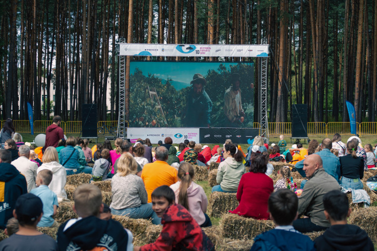 В областном центре прошел фестиваль уличного кино. В областном центре прошел фестиваль уличного кино.