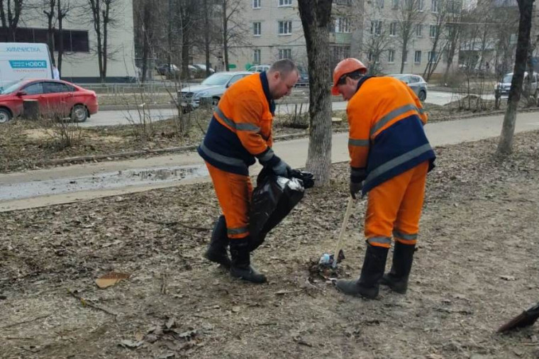 Сотрудники МУП «ИПТ» начали приводить в порядок улицы. Сотрудники МУП «ИПТ» начали приводить в порядок улицы.