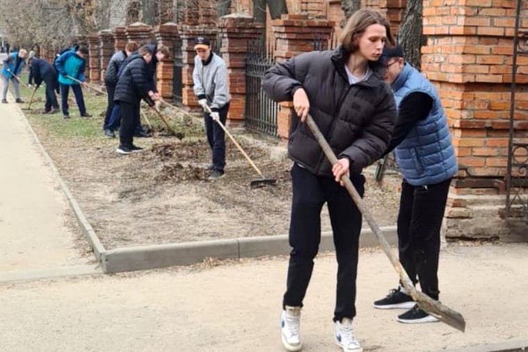 В образовательных учреждениях областного центра проходят мероприятия по весенней уборке территорий. В образовательных учреждениях областного центра проходят мероприятия по весенней уборке территорий.