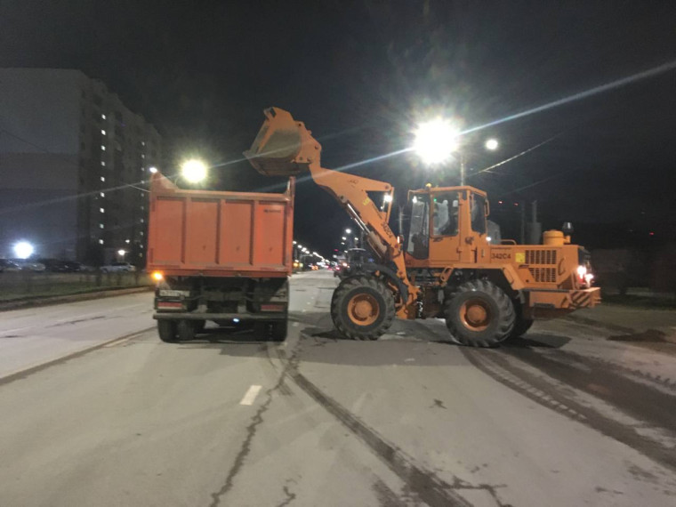 В ночь с 14 на 15 апреля в работах по уборке города были задействованы 22 единица спецтехники. В ночь с 14 на 15 апреля в работах по уборке города были задействованы 22 единица спецтехники.