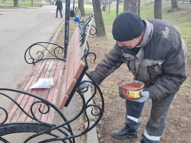 В Иванове приводят в порядок скамейки и урны. В Иванове приводят в порядок скамейки и урны.