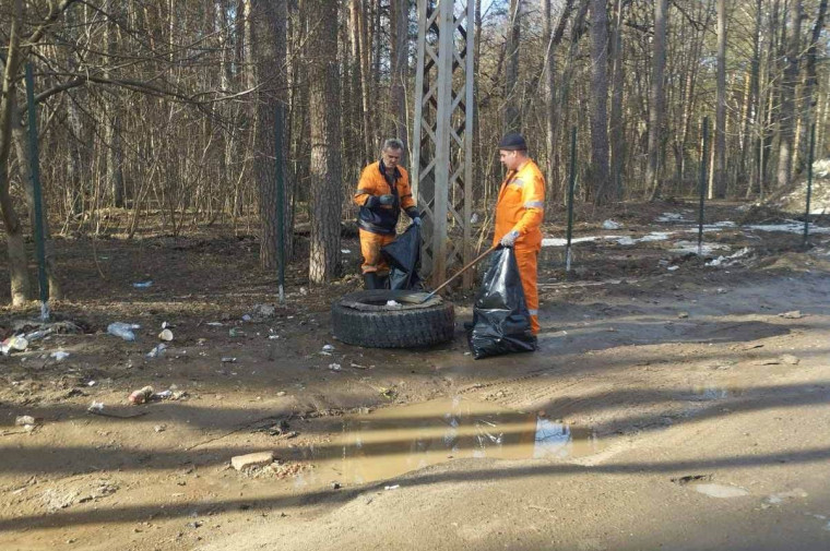 Сотрудники МУП «ИПТ» продолжают приводить в порядок территорию города. Сотрудники МУП «ИПТ» продолжают приводить в порядок территорию города.