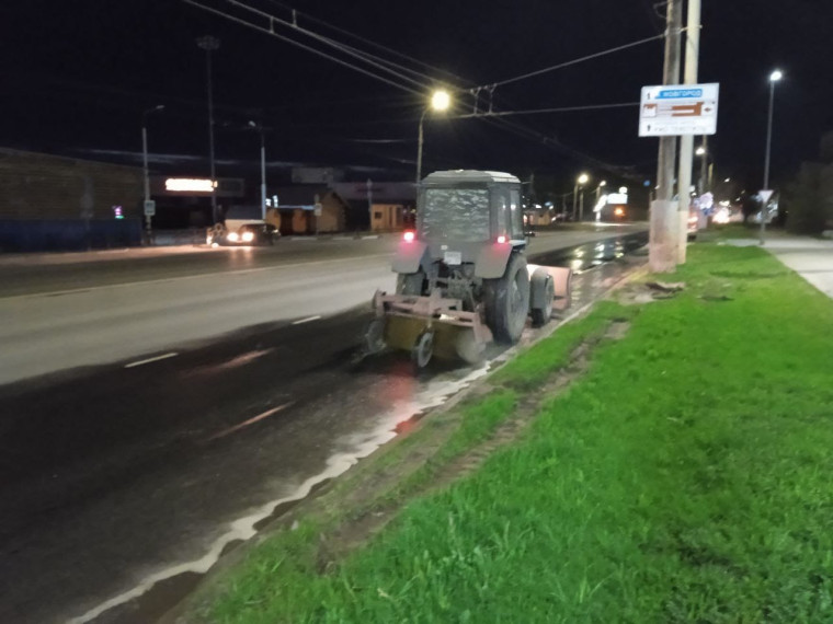 В ночь с 24 на 25 апреля в работах по уборке города были задействованы 24 единицы спецтехники. В ночь с 24 на 25 апреля в работах по уборке города были задействованы 24 единицы спецтехники.