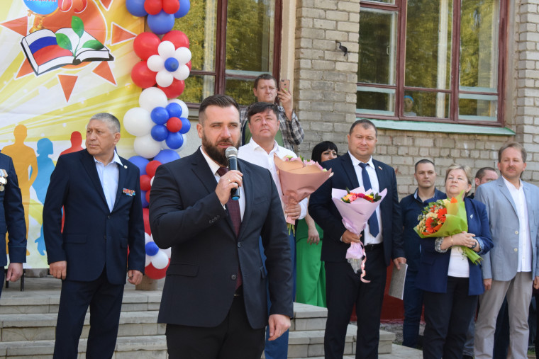 Владимир Шарыпов поздравил учащихся школ с Днем знаний. Владимир Шарыпов поздравил учащихся школ с Днем знаний.
