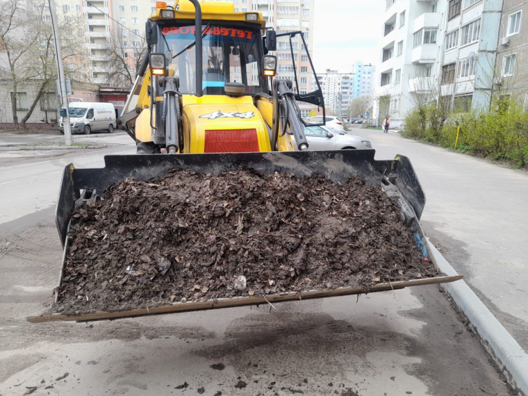 Уборку территорий общего пользования продолжит бригада из 28 рабочих в сопровождении шести тракторов. Уборку территорий общего пользования продолжит бригада из 28 рабочих в сопровождении шести тракторов.