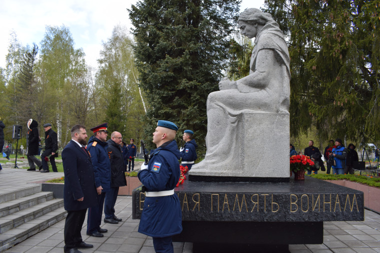 На воинских мемориалах и памятных местах в Иванове прошли торжественные мероприятия. На воинских мемориалах и памятных местах в Иванове прошли торжественные мероприятия.