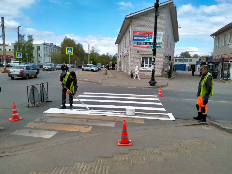 В Иванове ведутся работы по обновлению разметки пешеходных переходов. В Иванове ведутся работы по обновлению разметки пешеходных переходов.