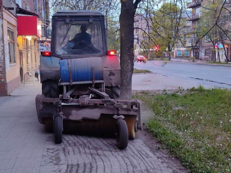 В ночь с 15 на 16 мая в работах по уборке города были задействованы 22 единицы спецтехники. В ночь с 15 на 16 мая в работах по уборке города были задействованы 22 единицы спецтехники.