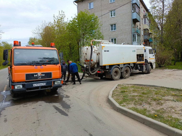 В Иванове продолжаются работы по прочистке дождеприемников. В Иванове продолжаются работы по прочистке дождеприемников.