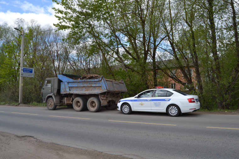 В Иванове проводят рейды по проверке норм перевозки грузов. В Иванове проводят рейды по проверке норм перевозки грузов.