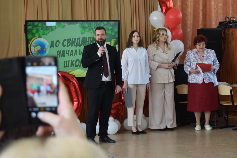 В Иванове проходят последние звонки в классах начального и среднего звена. В Иванове проходят последние звонки в классах начального и среднего звена.