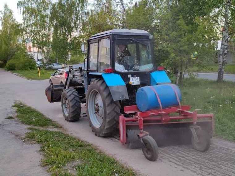 В ночь с 22 на 23 мая в работах по уборке города были задействованы 12 единиц спецтехники. В ночь с 22 на 23 мая в работах по уборке города были задействованы 12 единиц спецтехники.