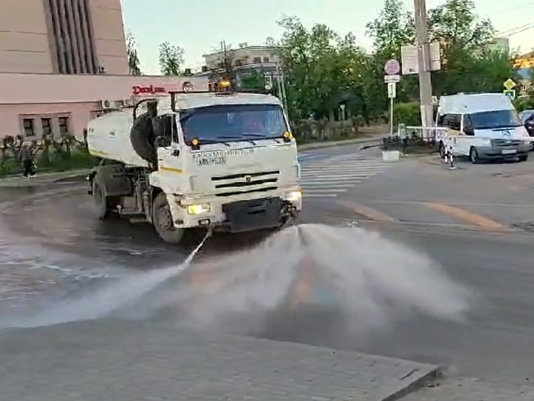 В ночь с 23 на 24 мая в работах по уборке города были задействованы 16 единиц спецтехники. В ночь с 23 на 24 мая в работах по уборке города были задействованы 16 единиц спецтехники.