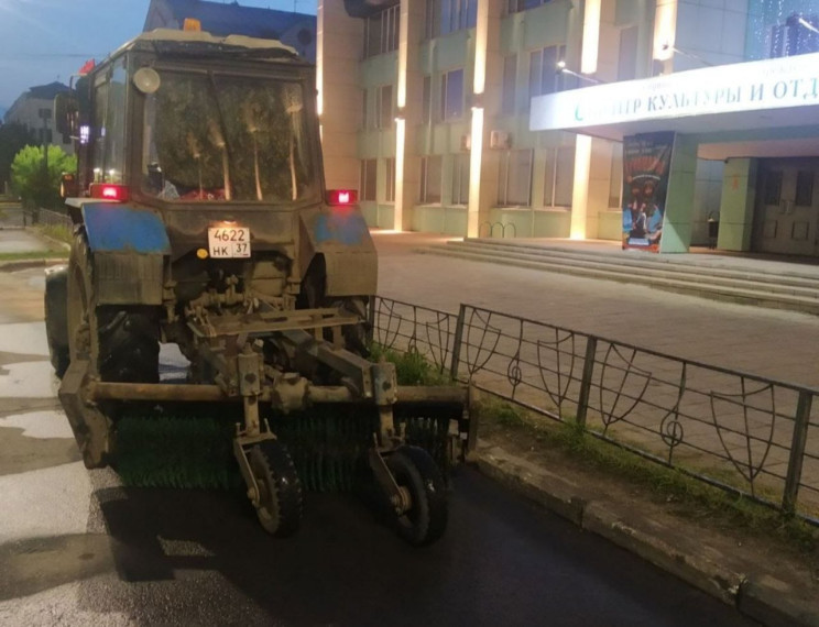 В ночь с 30 на 31 мая в работах по уборке города были задействованы 15 единиц спецтехники. В ночь с 30 на 31 мая в работах по уборке города были задействованы 15 единиц спецтехники.