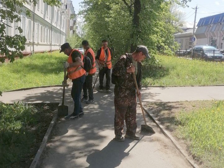 Днем 21 мая работы по содержанию улично-дорожной сети продолжат 21 единицы техники и 83 дорожных рабочих. Днем 21 мая работы по содержанию улично-дорожной сети продолжат 21 единицы техники и 83 дорожных рабочих.