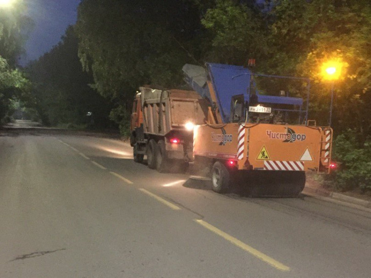 В ночь с 5 на 6 июня в работах по уборке города были задействованы 15 единиц спецтехники. В ночь с 5 на 6 июня в работах по уборке города были задействованы 15 единиц спецтехники.