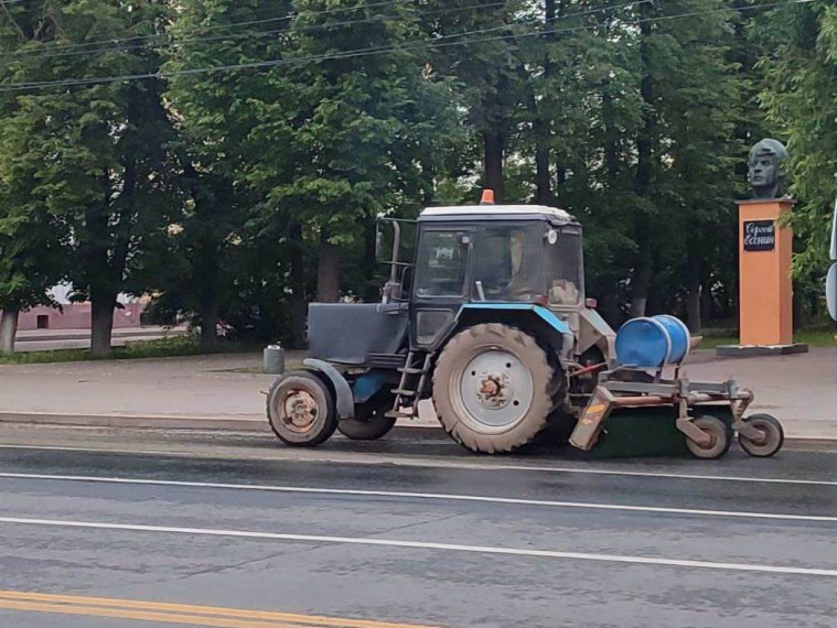 В ночь с 9 на 10 июня в работах по уборке города были задействованы 15 единиц спецтехники. В ночь с 9 на 10 июня в работах по уборке города были задействованы 15 единиц спецтехники.