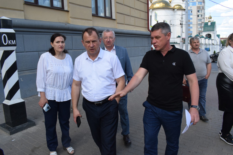 Александр Шаботинский провел утреннюю планерку на городских улицах. Александр Шаботинский провел утреннюю планерку на городских улицах.