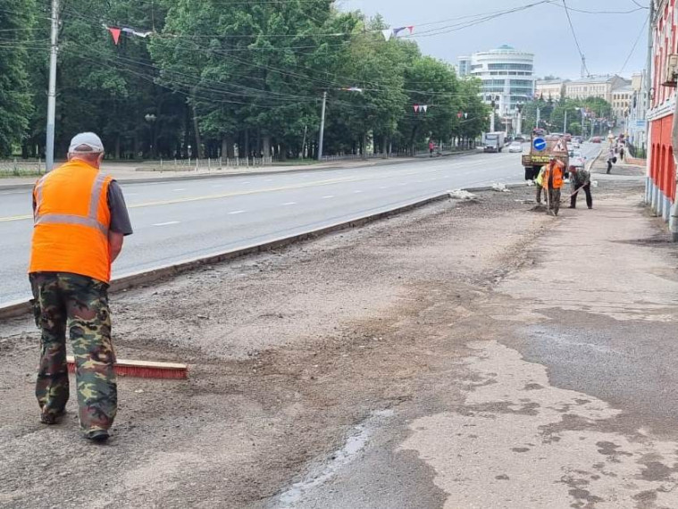 Днем работы по содержанию улично-дорожной сети продолжат 79 дорожных рабочих. Днем работы по содержанию улично-дорожной сети продолжат 79 дорожных рабочих.