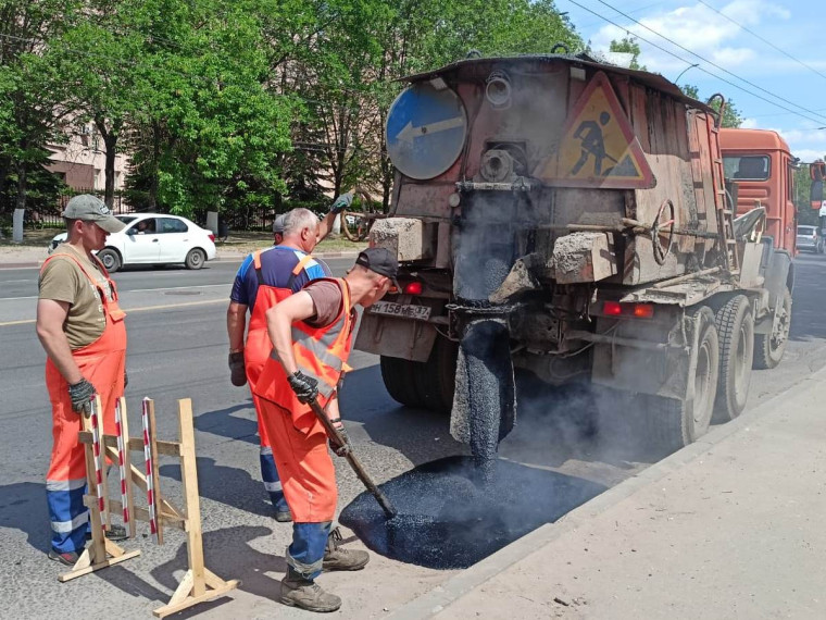Ямочный ремонт дорог запланирован на проспекте Ленина, улицах Палехская, Смирнова и перекрестке улиц Рыбинская и Шошина. Ямочный ремонт дорог запланирован на проспекте Ленина, улицах Палехская, Смирнова и перекрестке улиц Рыбинская и Шошина.
